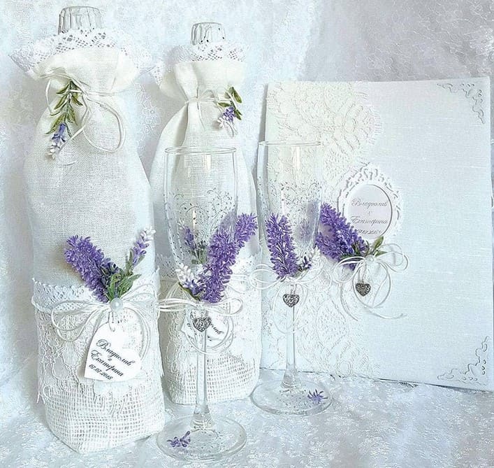 Свадебные бокалы украшенные лавандой