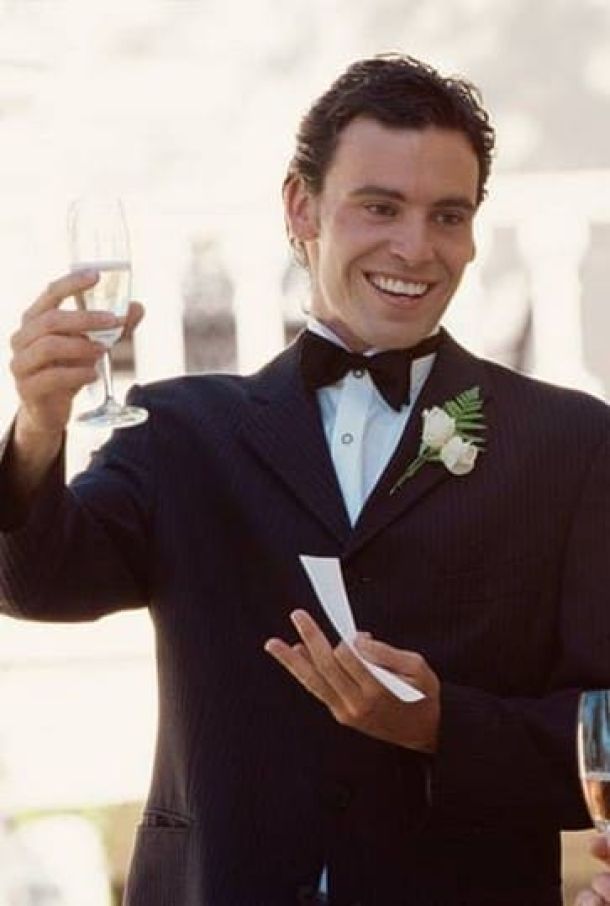 Мужчина с бокалом свадебного шампанского