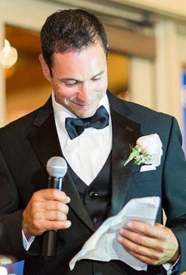 Мужчина читает свадебный тост