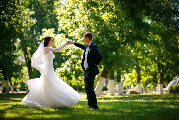 Жених и невеста на прогулке