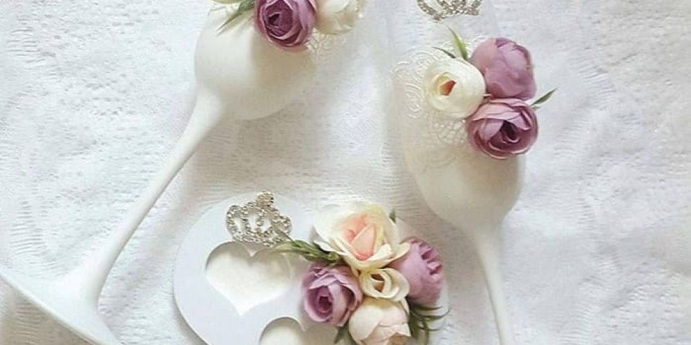 Свадебные бокалы в руках