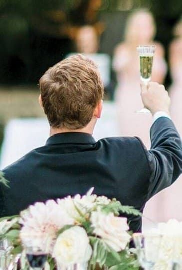 Мужчина с бокалом шампанского