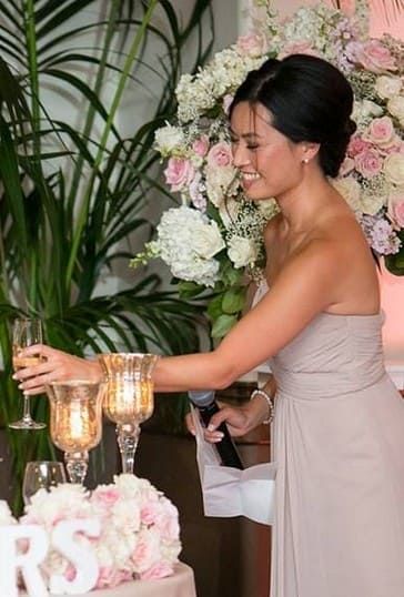 Красивая девушка со свадебным фужером