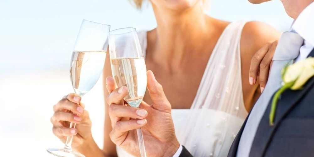 Бокалы в руках