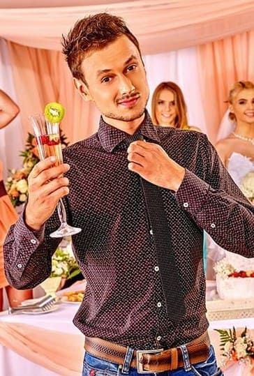 Мужчина со свадебным бокалом