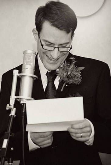 Мужчина читает свадебное поздравление