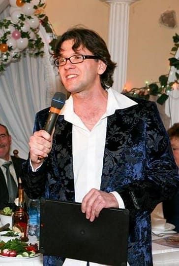 Мужчина поздравляет молодожен