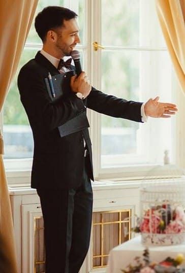 Мужчина произносит свадебный тост