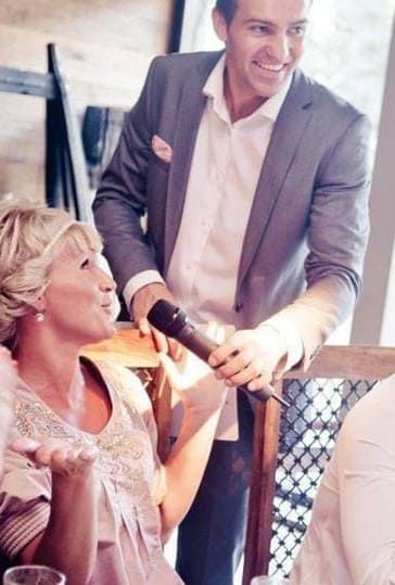 Женщина говорит тост в микрофон