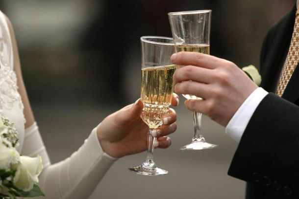 Свадебные бокалы в руках