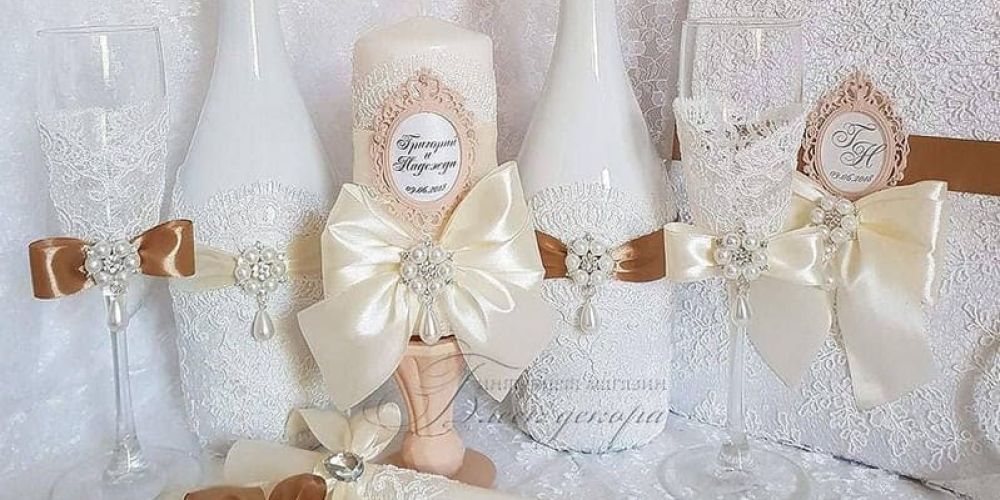 Украшенное свадебное шампанское и бокалы