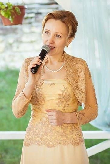 Женщина с микрофоном