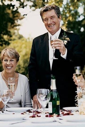 Мужчина с бокалом шампанского