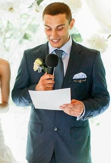 Мужчина читает тост