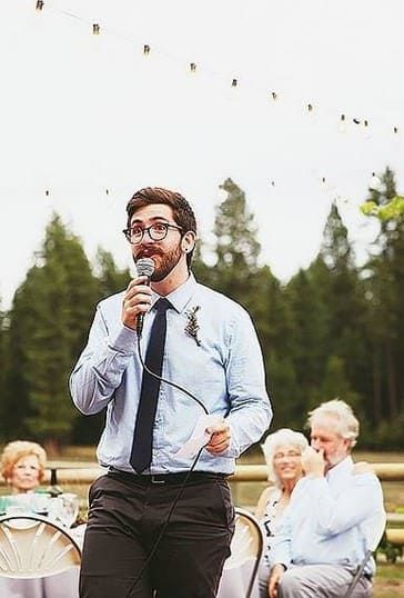 Мужчина читает тост в микрофон