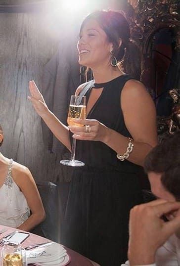 Женщина говорит свадебный тост