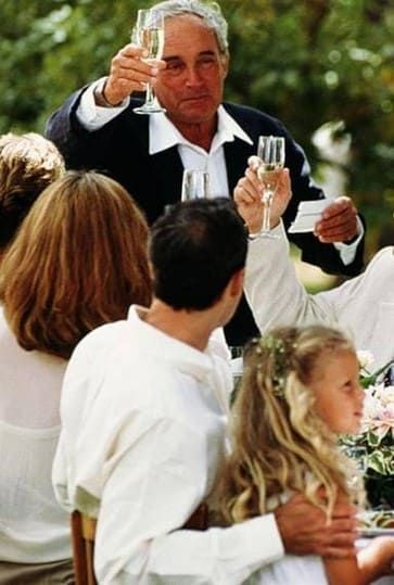 Мужчина за столом с бокалом