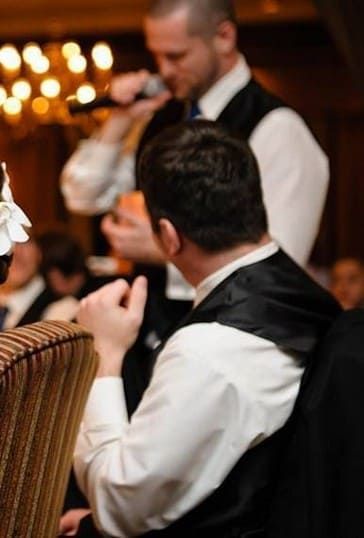 Мужчина говорит тост в микрофон