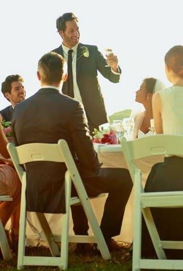 Мужчина произносит свадебный тост