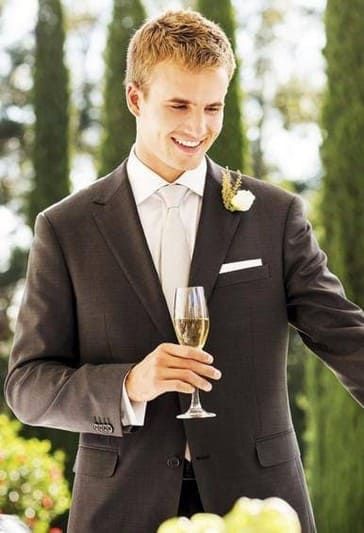 Мужчина произносит тост