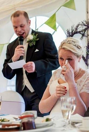 Мужчина читает тост