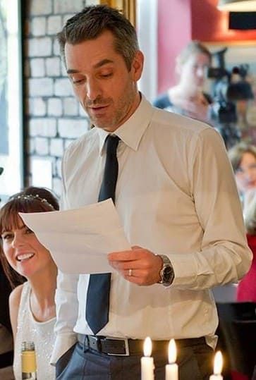 Мужчина читает тост