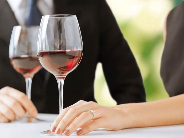 Бокалы с напитком в руках