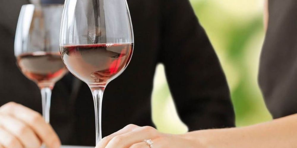 Бокалы с напитком в руках