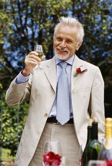 Мужчина с бокалом шампанского