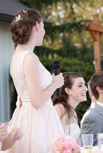 Женщина говорит тост