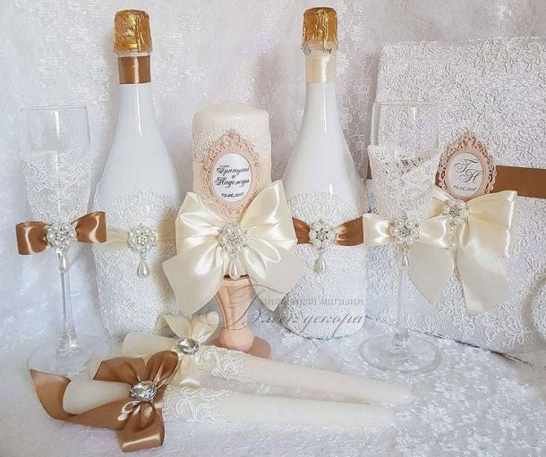 Украшенное свадебное шампанское и бокалы