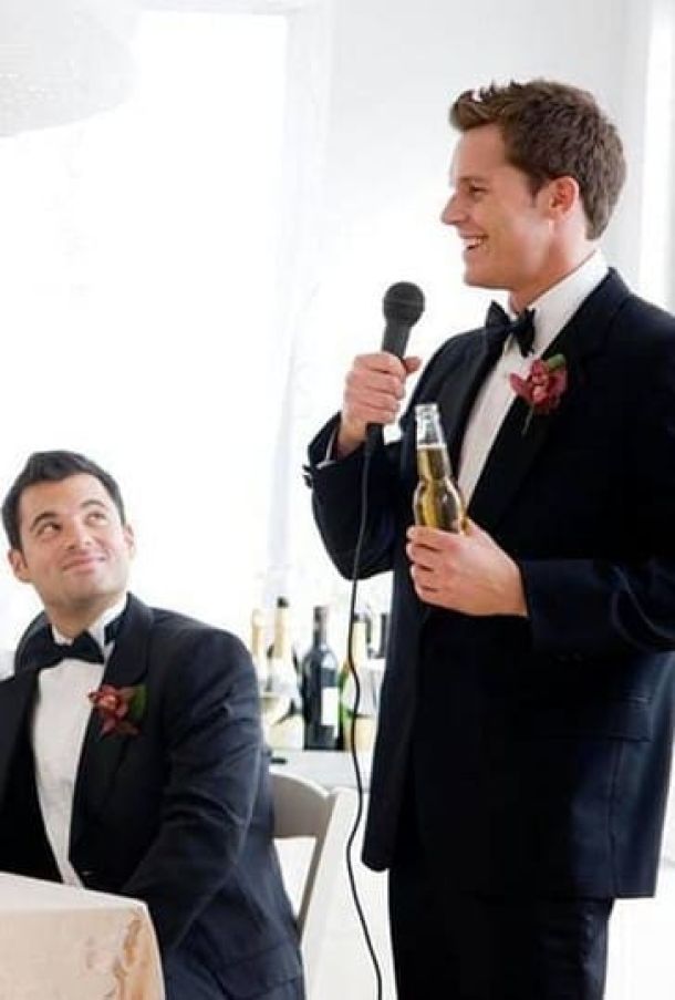 Мужчина произносит свадебный тост в микрофон