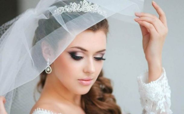 Невеста с наложенным макияжем