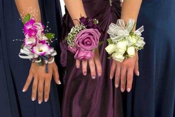 Браслет подружки невесты на руке