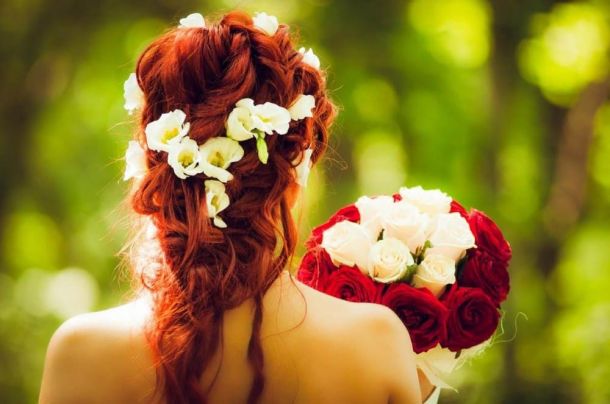 Причёска невесты с цветами